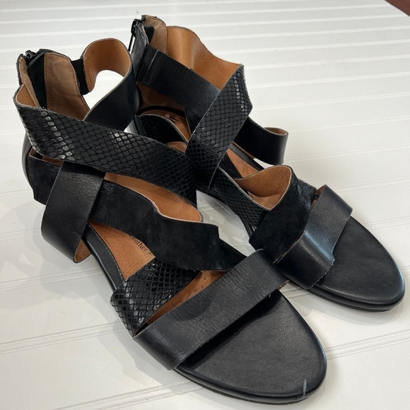 SOFTT Black Strappy Women's Sandals - Picture 1 of 6